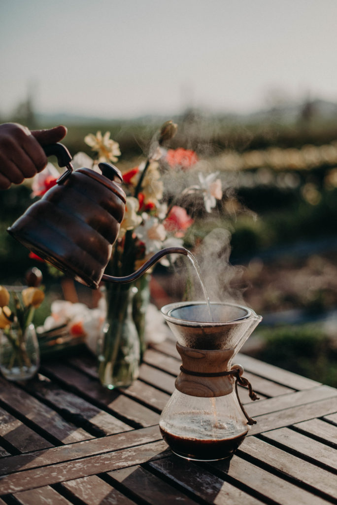 Frisch aufgebrühter Kaffee auf dem Slowflower Blumenfeld