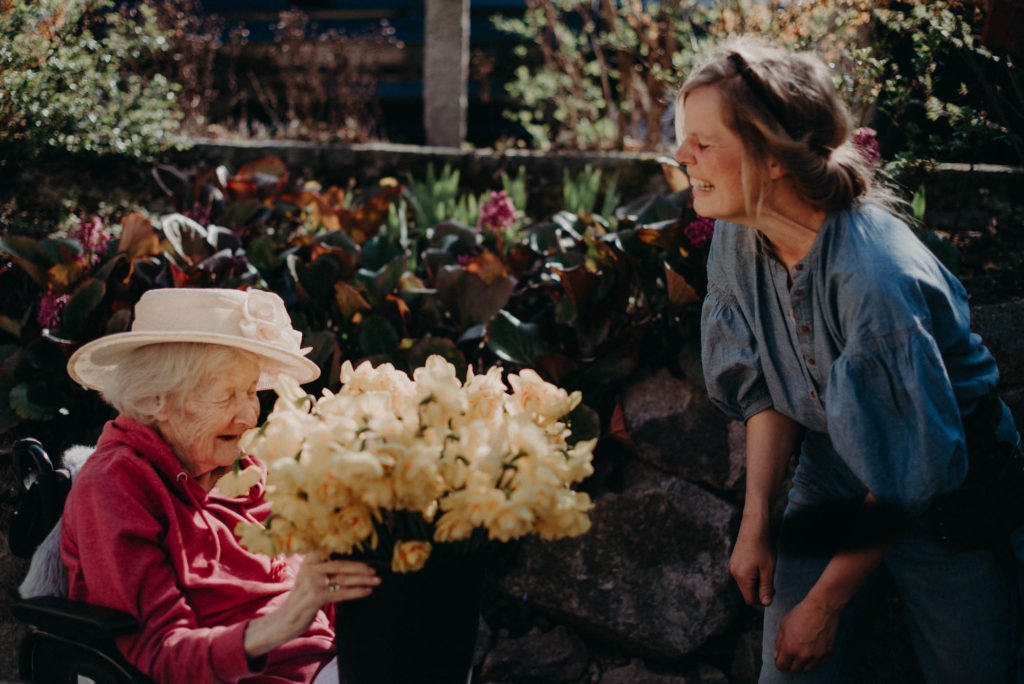 Slowflower Gärtnerin Malin Lüth bringt gespendete Blumen ins Altersheim nach Badenweiler