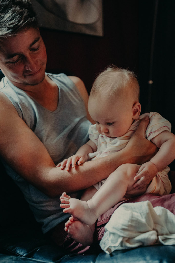 Stockfotos lgbtqia+ ein Trans Vater spielt mit seinem Baby