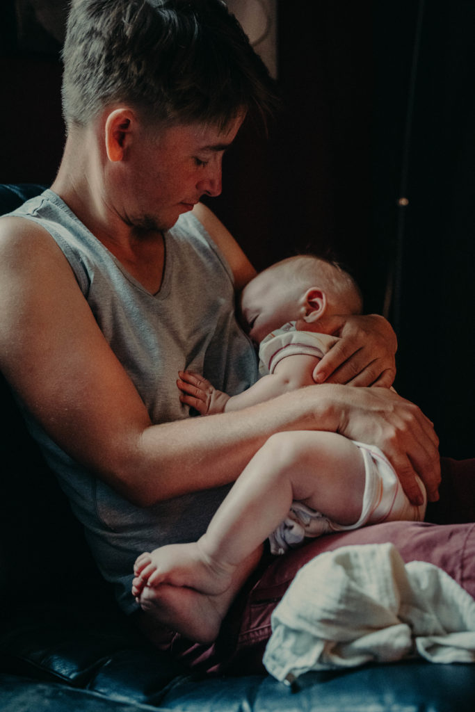 Stockfotos lgbtqia+ ein Trans Vater stillt sein Baby