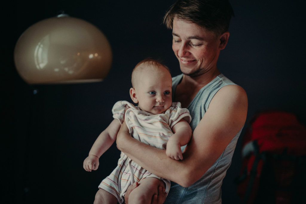 Stockfotos lgbtqia+ Trans Vater lächelt sein Baby an